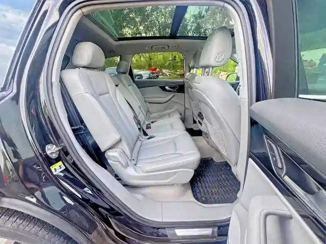 WA1LAAF7XKD008245 2019 AUDI Q7-5