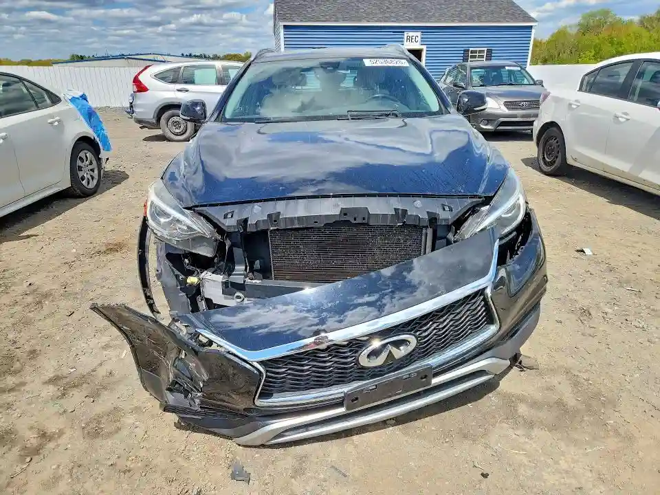 SJKCH5CR0JA049933 2018 INFINITI QX30-4