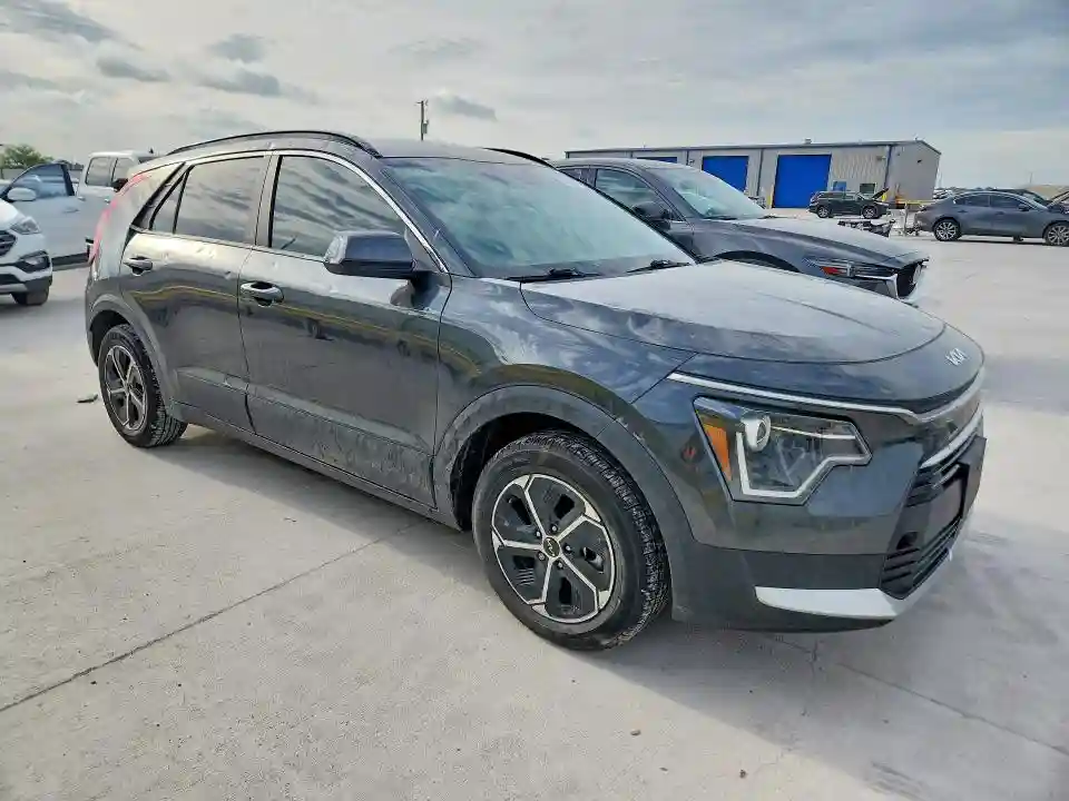 KNDCR3LE8R5148540 2024 KIA NIRO-3