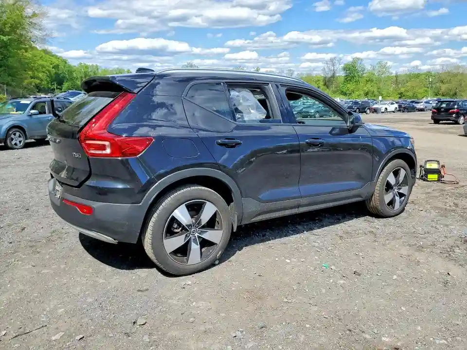 YV4162UKXN2739251 2022 VOLVO XC40-2