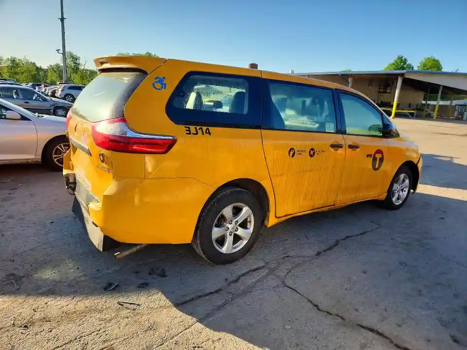 5TDZZ3DC1HS856239 2017 TOYOTA SIENNA-2