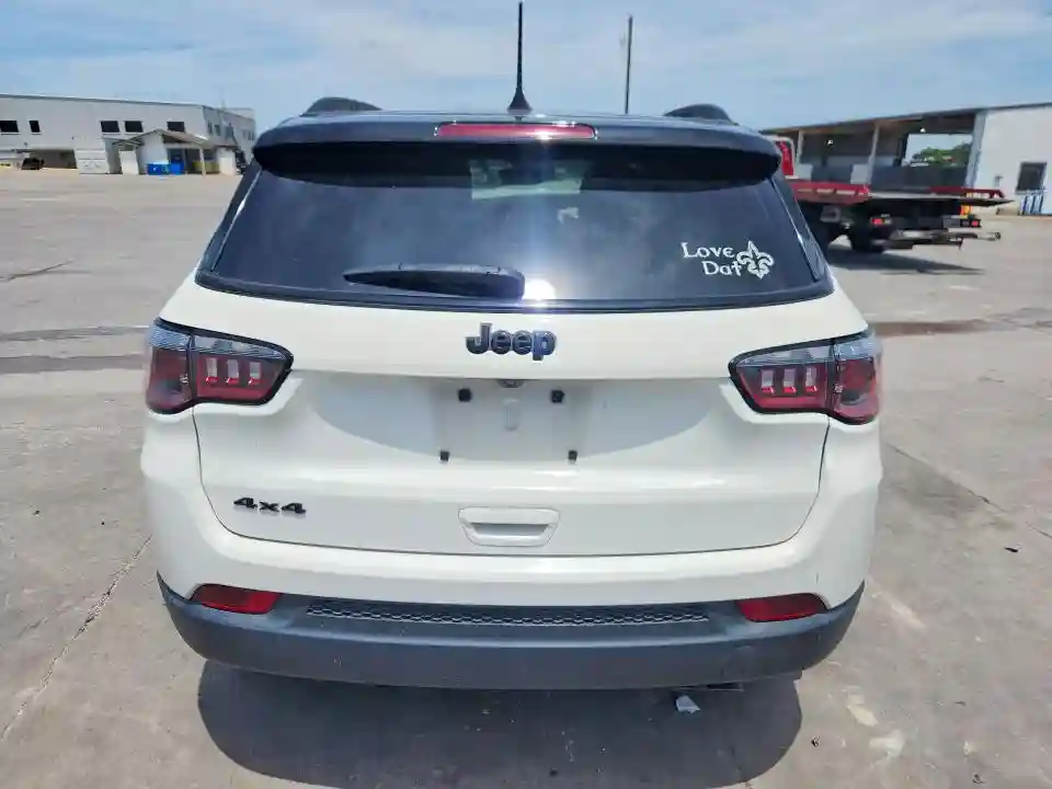 3C4NJDBB6JT394813 2018 JEEP COMPASS LA-5