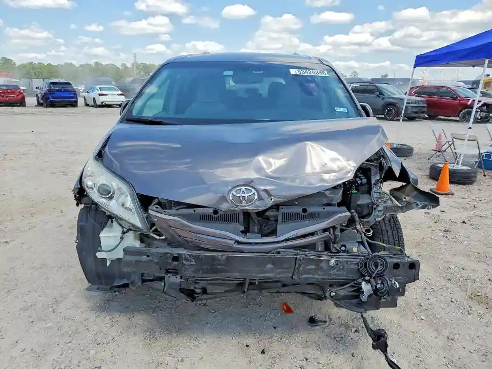 5TDKZ3DC9HS847340 2017 TOYOTA SIENNA-4