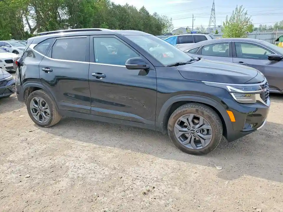 KNDEU2AA8R7568708 2024 KIA SELTOS-3