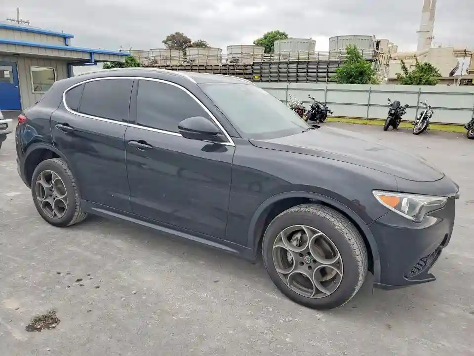 ZASFAKAN1J7B74253 2018 ALFA ROMEO STELVIO-3