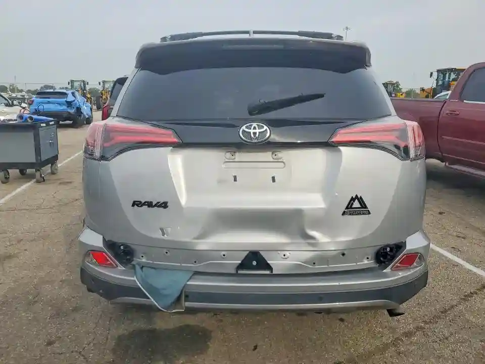 2T3RFREV7JW823973 2018 TOYOTA RAV4-5
