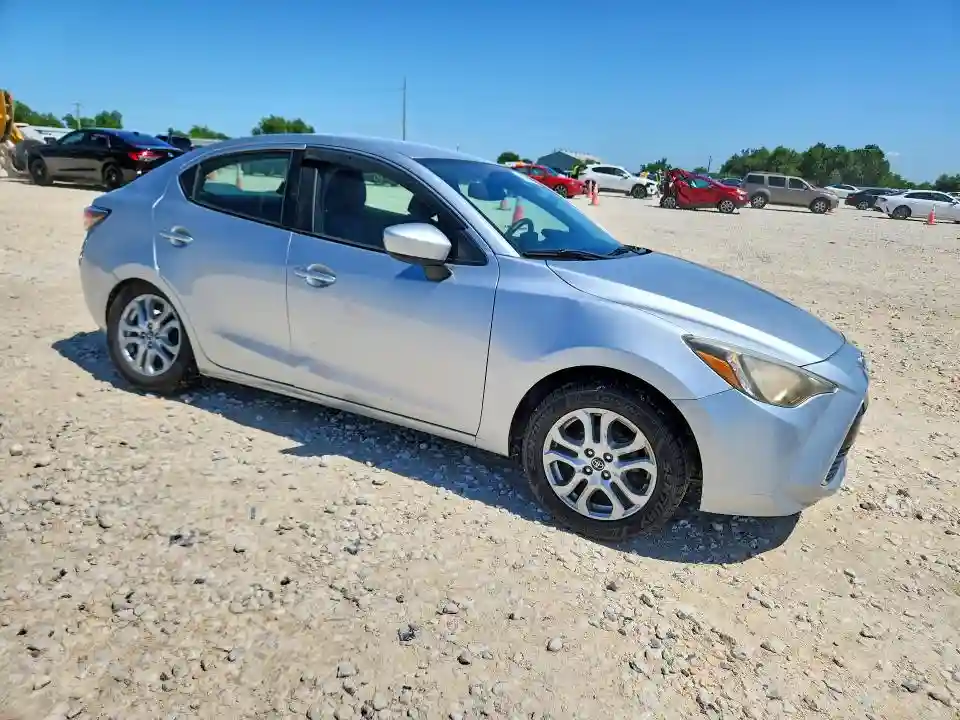 3MYDLBYV1JY324975 2018 TOYOTA YARIS-3