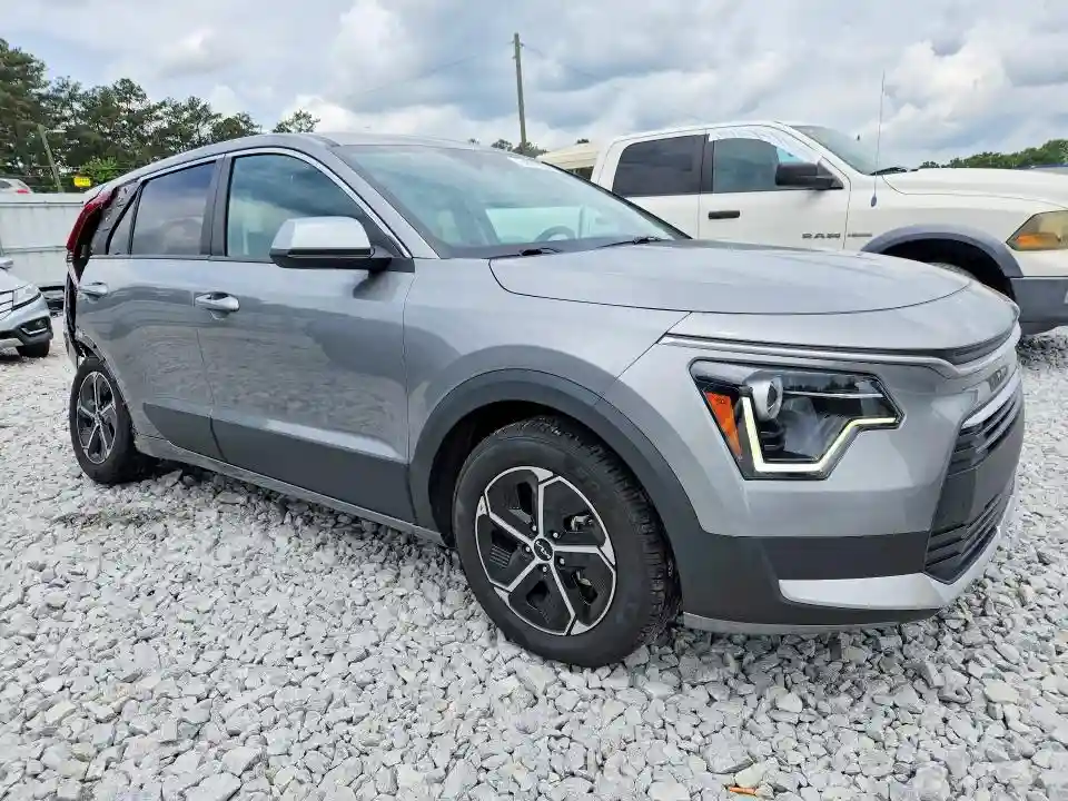 KNDCP3LEXP5061161 2023 KIA NIRO-3