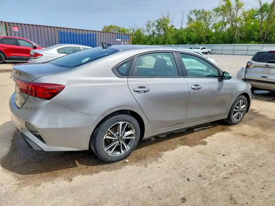 3KPF24AD9NE468269 2022 KIA FORTE-2