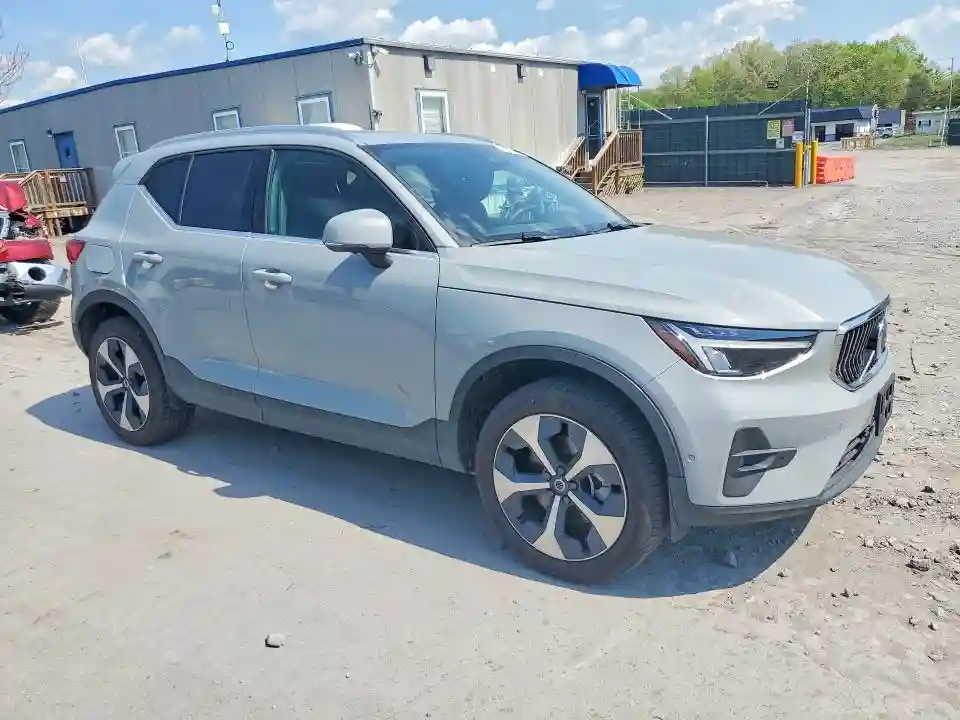 YV4L12UE7S2599978 2025 VOLVO XC40-3