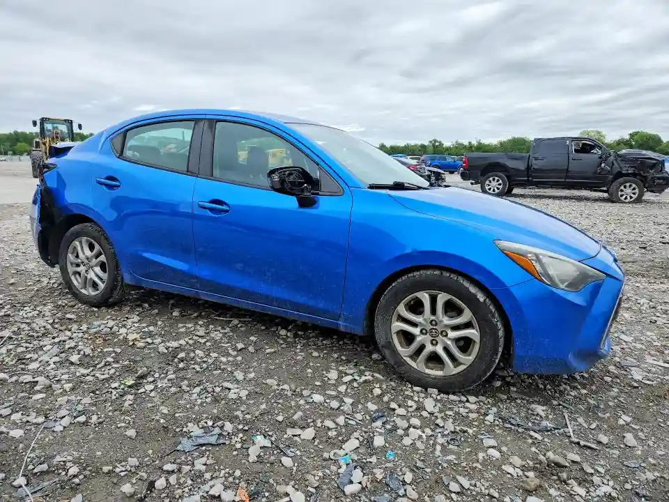 3MYDLBYV9HY185821 2017 TOYOTA YARIS-3