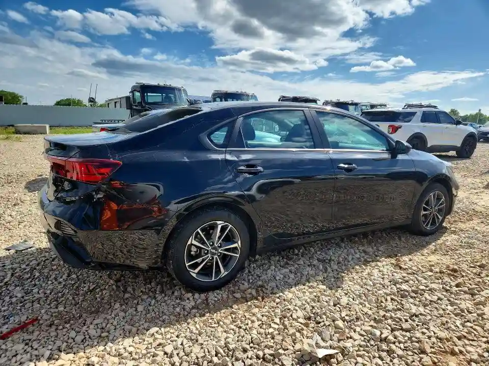 3KPF24ADXPE669892 2023 KIA FORTE-2
