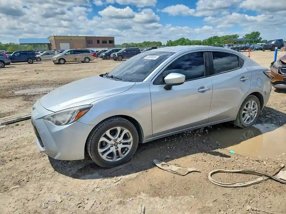 3MYDLBYV6JY321621 2018 TOYOTA YARIS-0