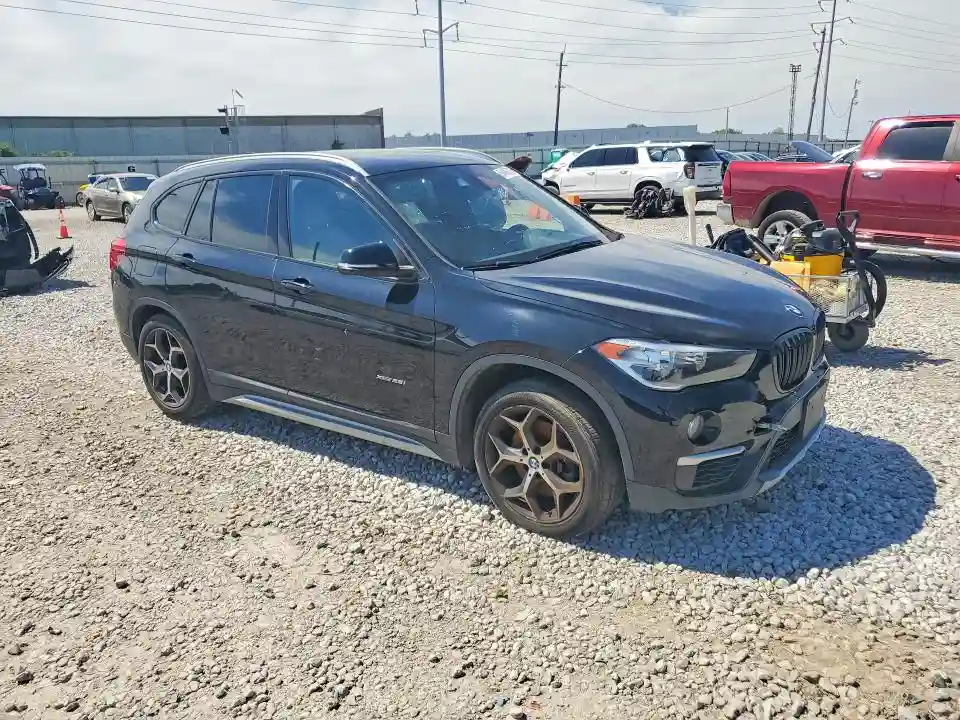 WBXHT3C33J5K29491 2018 BMW X1-3