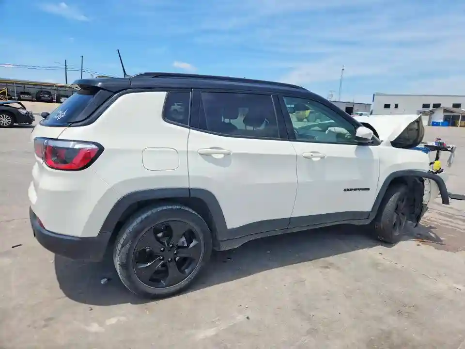 3C4NJDBB6JT394813 2018 JEEP COMPASS LA-2