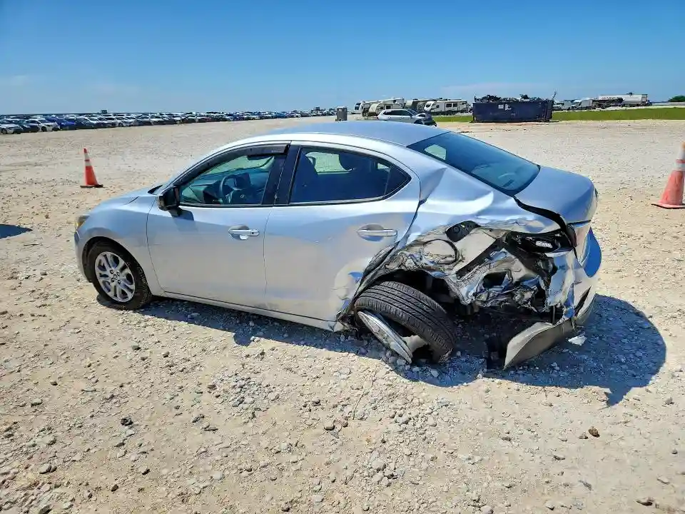 3MYDLBYV1JY324975 2018 TOYOTA YARIS-1