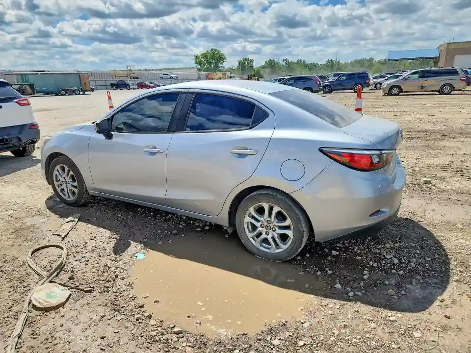 3MYDLBYV6JY321621 2018 TOYOTA YARIS-1