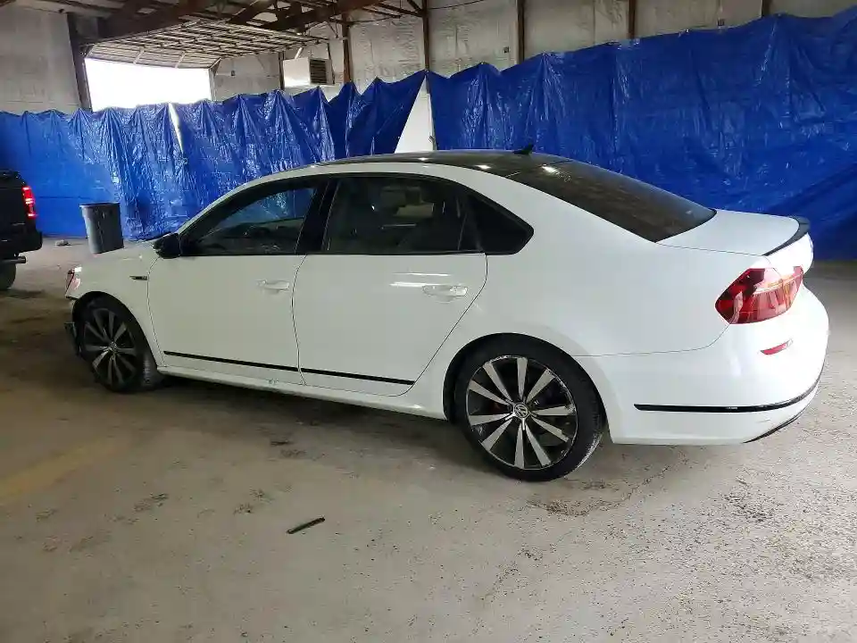 1VWJM7A33JC038619 2018 VOLKSWAGEN PASSAT-1