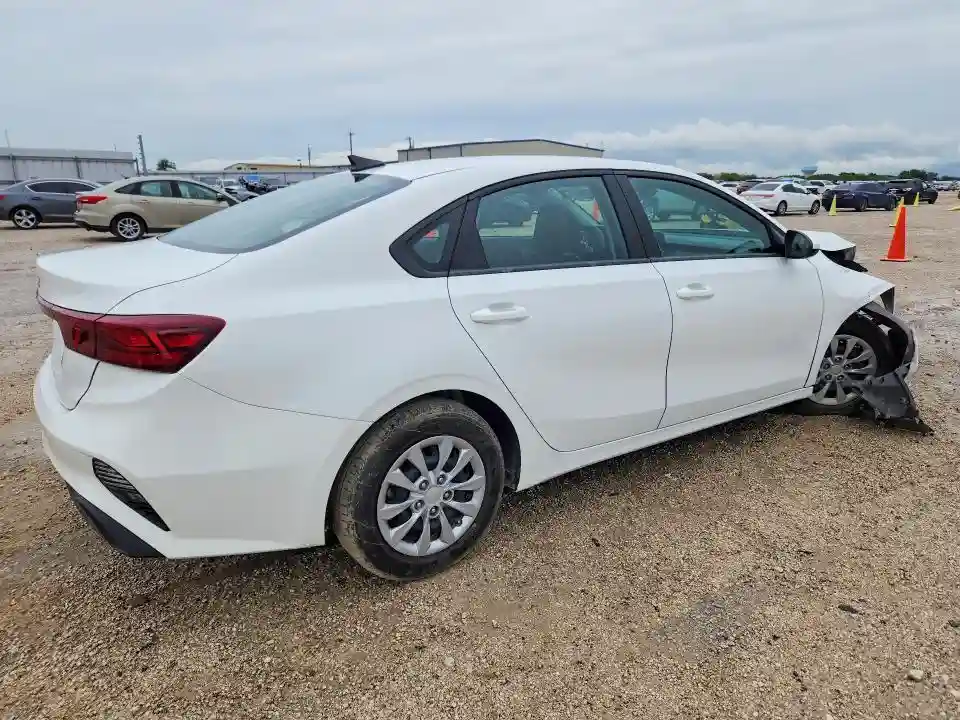 3KPF24ADXRE782051 2024 KIA FORTE-2