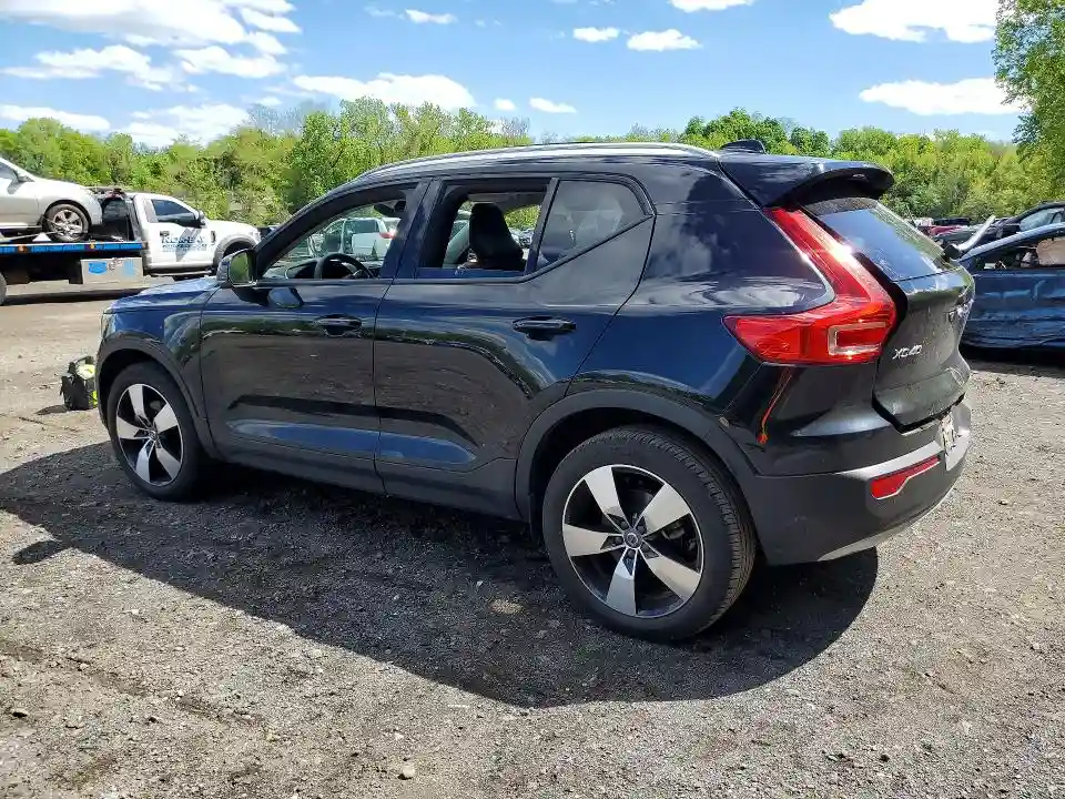 YV4162UKXN2739251 2022 VOLVO XC40-1