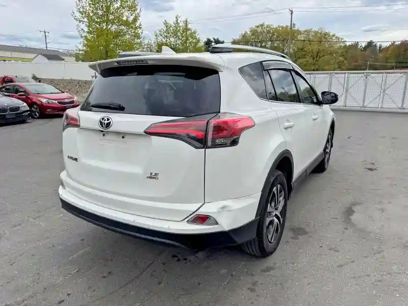 JTMBFREV8JJ219977 2018 TOYOTA RAV4-2