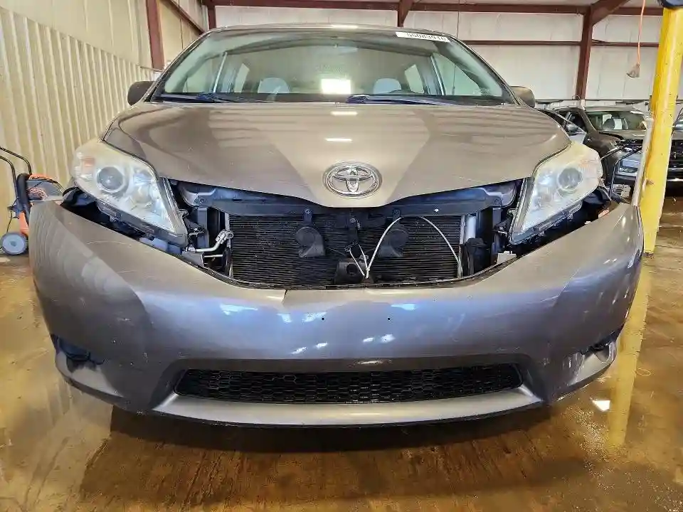 5TDZZ3DC8HS874236 2017 TOYOTA SIENNA-4