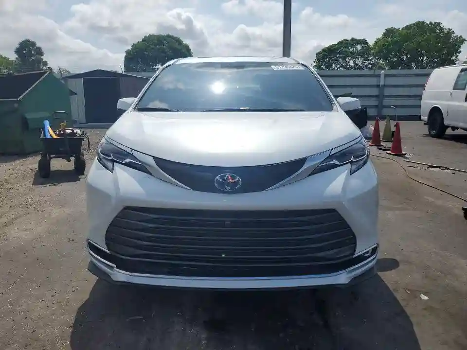 5TDERKEC2SS265884 2025 TOYOTA SIENNA-4
