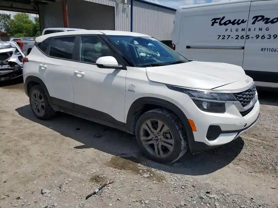 KNDEPCAA3P7390121 2023 KIA SELTOS-3