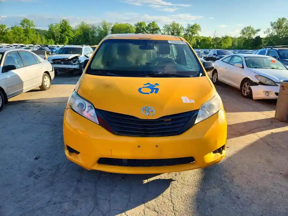 5TDZZ3DC1HS856239 2017 TOYOTA SIENNA-4