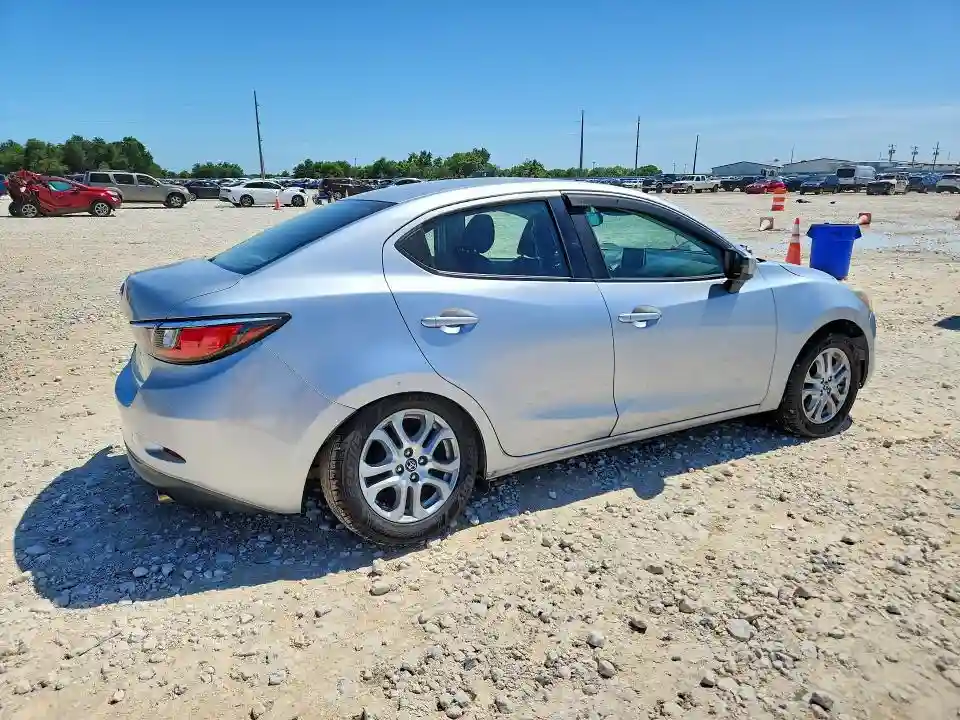 3MYDLBYV1JY324975 2018 TOYOTA YARIS-2