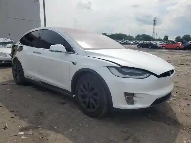 5YJXCBE26JF120321 2018 TESLA MODEL X-3