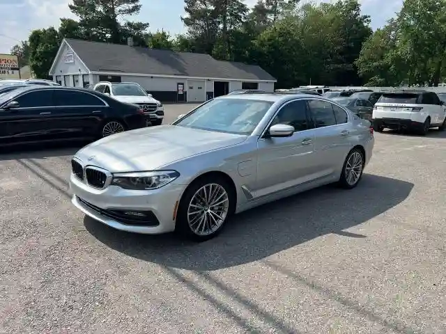 WBAJA9C59JG623166 2018 BMW 5 SERIES-1