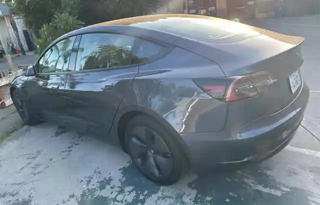5YJ3E1EA1PF607137 2023 TESLA MODEL 3-2