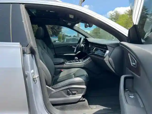 WA1AVAF1XKD017700 2019 AUDI Q8-4
