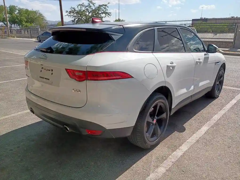 SADCJ2GXXJA235336 2018 JAGUAR F-PACE-3