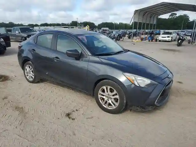 3MYDLBYV4HY167582 2017 TOYOTA YARIS-3