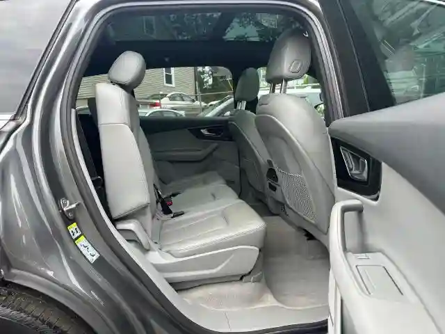 WA1LAAF73KD048392 2019 AUDI Q7-5