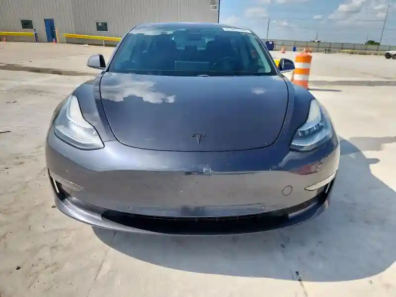 5YJ3E1EB0JF129079 2018 TESLA MODEL 3-4