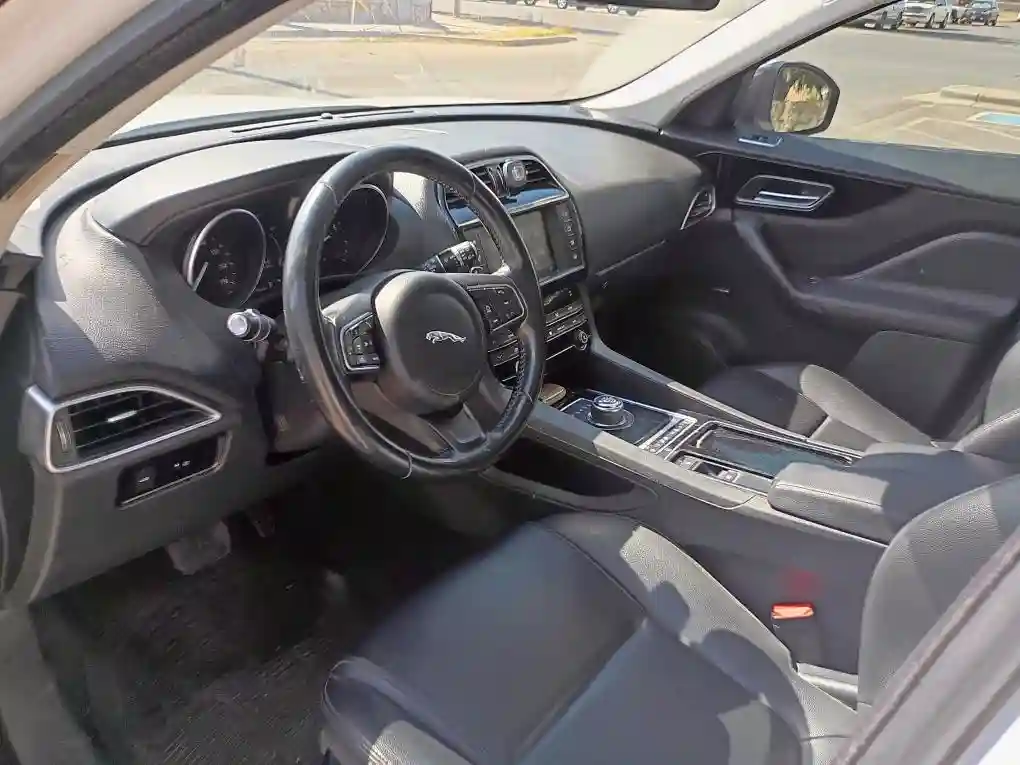 SADCJ2GXXJA235336 2018 JAGUAR F-PACE-4