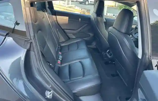 5YJ3E1EA1PF607137 2023 TESLA MODEL 3-5