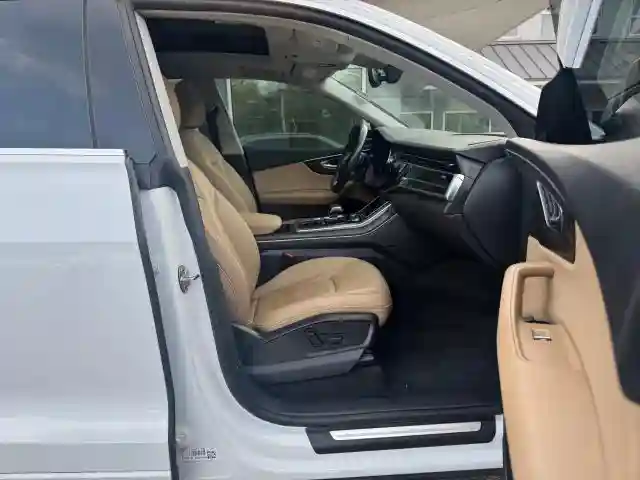 WA1AVAF12KD018856 2019 AUDI Q8-4