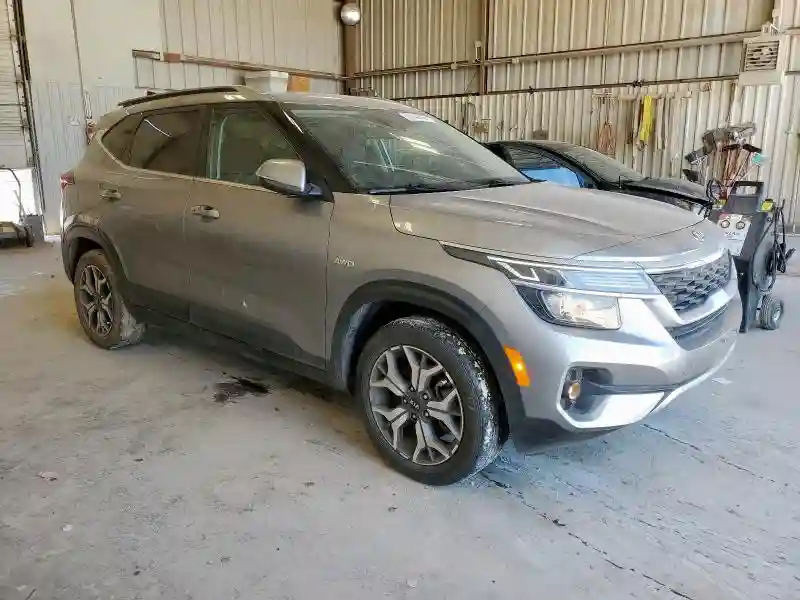 KNDERCAA4M7095597 2021 KIA SELTOS-3