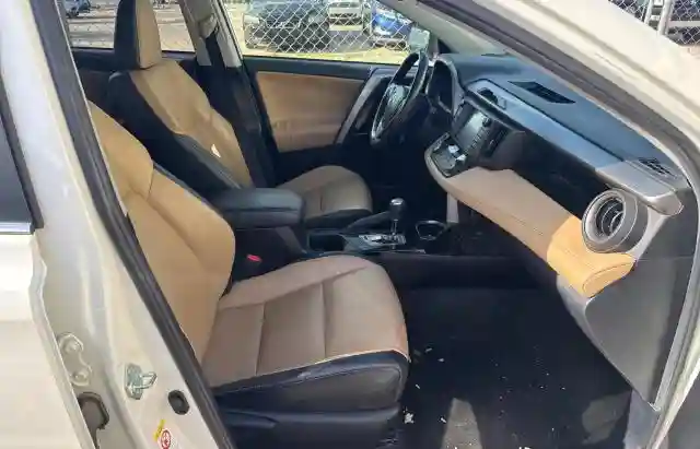 JTMDJREV5HD106150 2017 TOYOTA RAV4-4