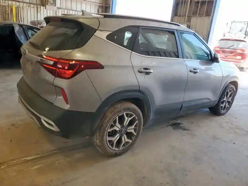 KNDERCAA4M7095597 2021 KIA SELTOS-2