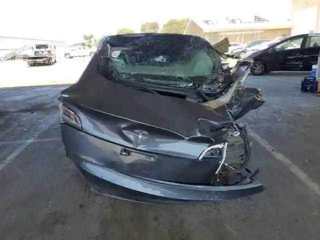 5YJ3E1EA2JF061083 2018 TESLA MODEL 3-5