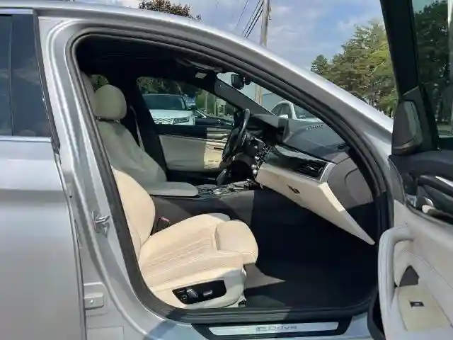WBAJA9C59JG623166 2018 BMW 5 SERIES-4