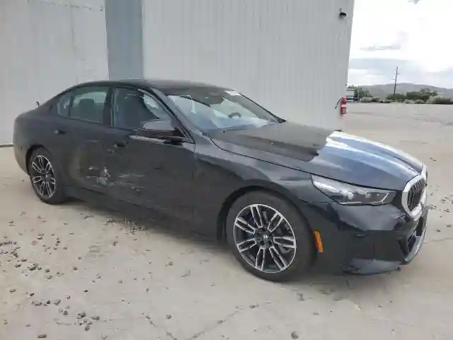WBA43FJ06SCU82353 2025 BMW 5 SERIES-3