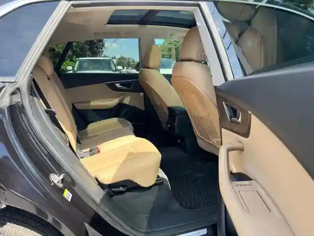 WA1CVAF18KD015257 2019 AUDI Q8-5