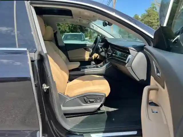 WA1CVAF18KD015257 2019 AUDI Q8-4