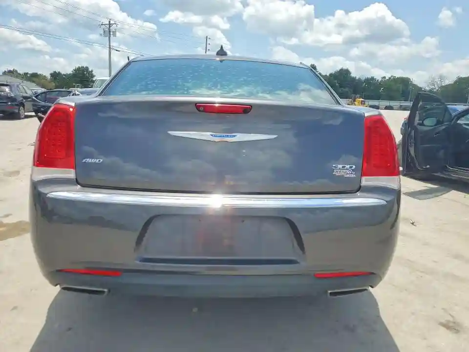 2C3CCAKG8JH250592 2018 CHRYSLER 300-5
